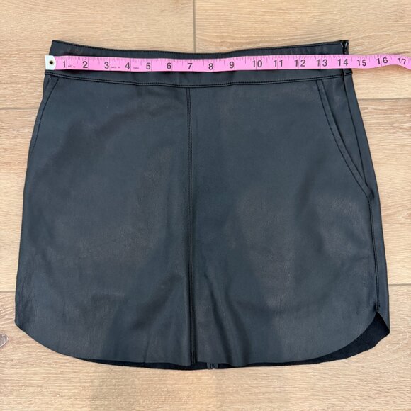 Black Curved Hem Faux Leather Mini Skirt Size M Forever 21 - Picture 3 of 5